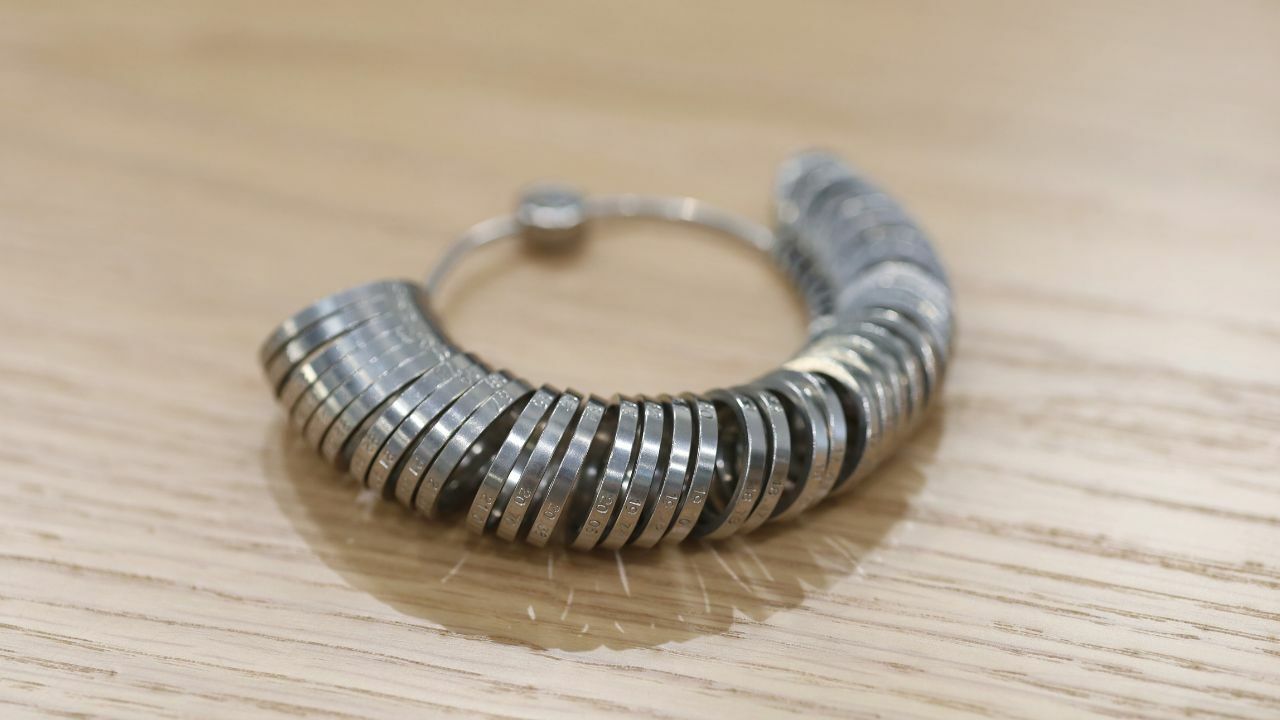 Baguier en métal avec différentes tailles de doigts, utilisé par le joaillier pour mesurer précisément la taille des bagues.