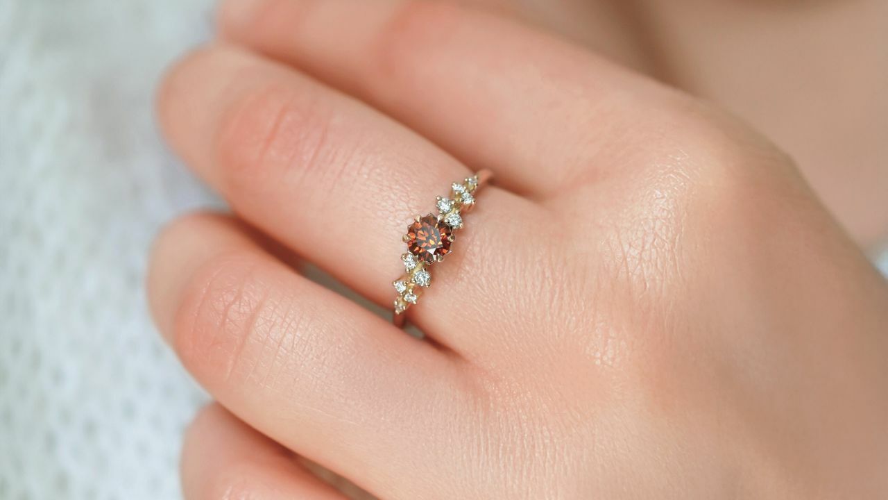 Photo de bague portée servant à deviner la taille de doigt d’une personne à partir d’une photo ou de ses mensurations