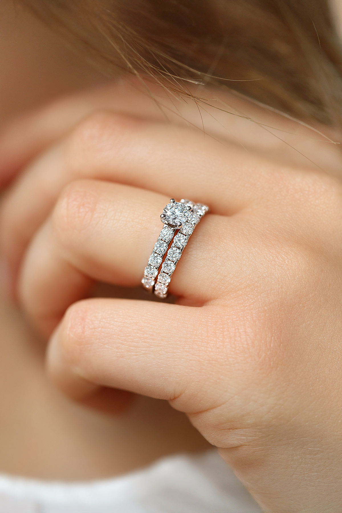 Duo de bague de fiançailles et alliance, en or blanc et diamants