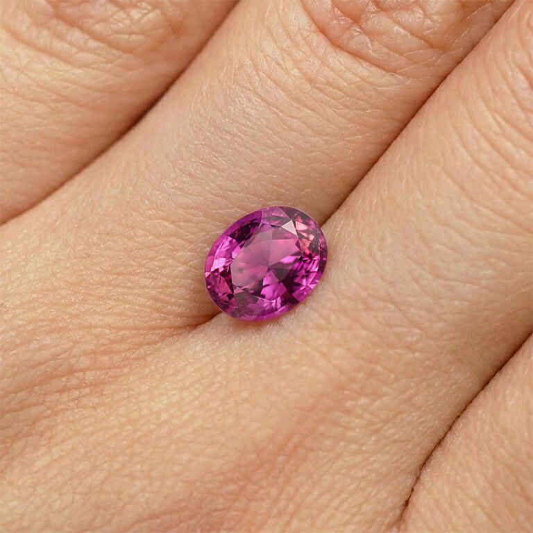 Saphir rose ovale posé sur la main