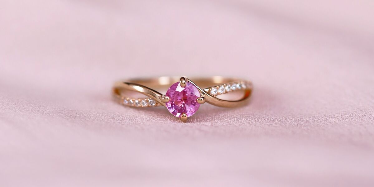 Bague Lucky, en or rose 750 millièmes, ornée d'un saphir rose de 0.55 carat