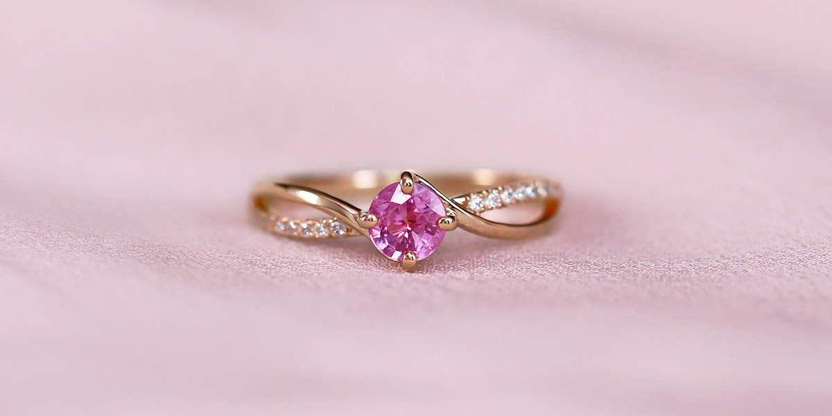 Bague Lucky, en or rose 750 millièmes, ornée d'un saphir rose de 0.55 carat
