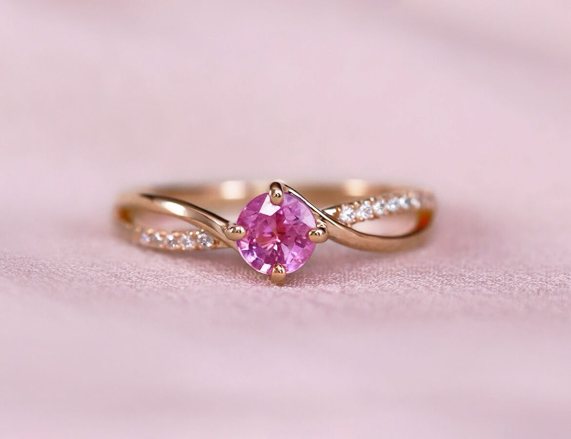 Bague Lucky, en or rose 750 millièmes, ornée d'un saphir rose de 0.55 carat