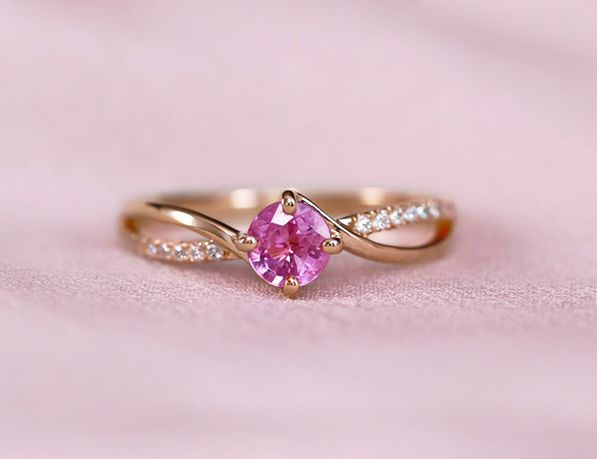 Bague Lucky, en or rose 750 millièmes, ornée d'un saphir rose de 0.55 carat