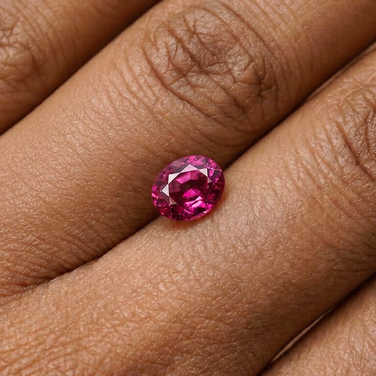 Tourmaline rose ovale posée sur la main