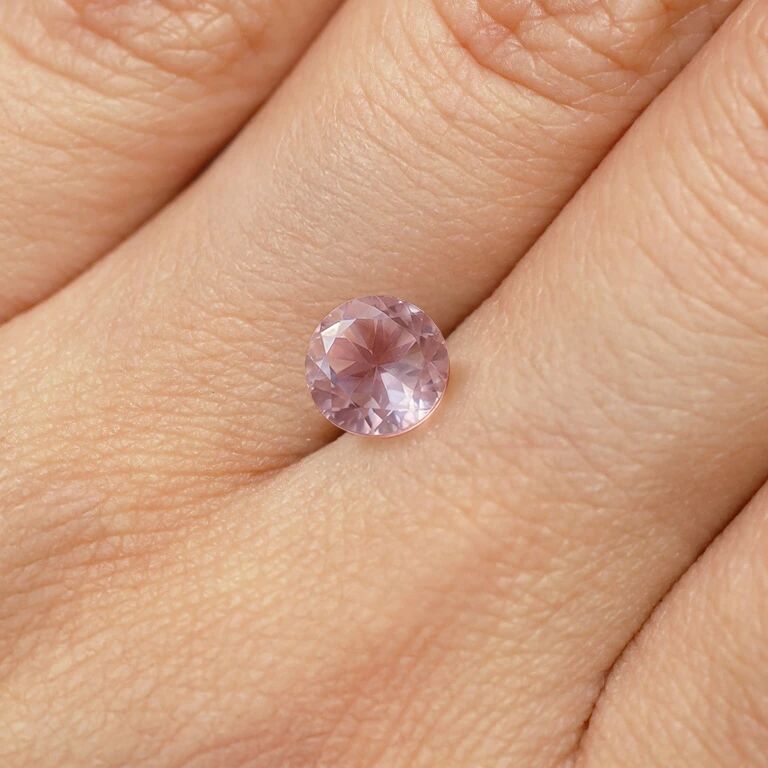 Quartz rose rond posée sur la main