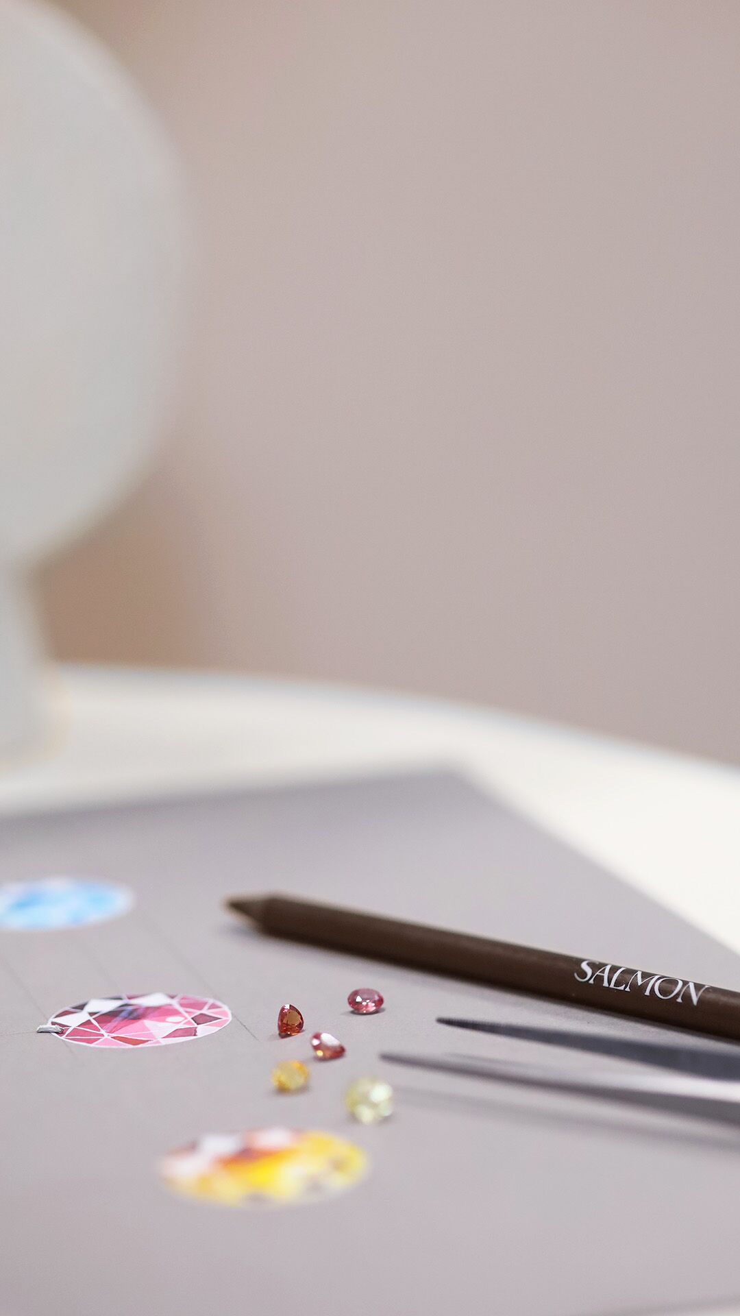 Gouaché représentant notre collier Iliana, accompagné de pierres de différentes couleurs