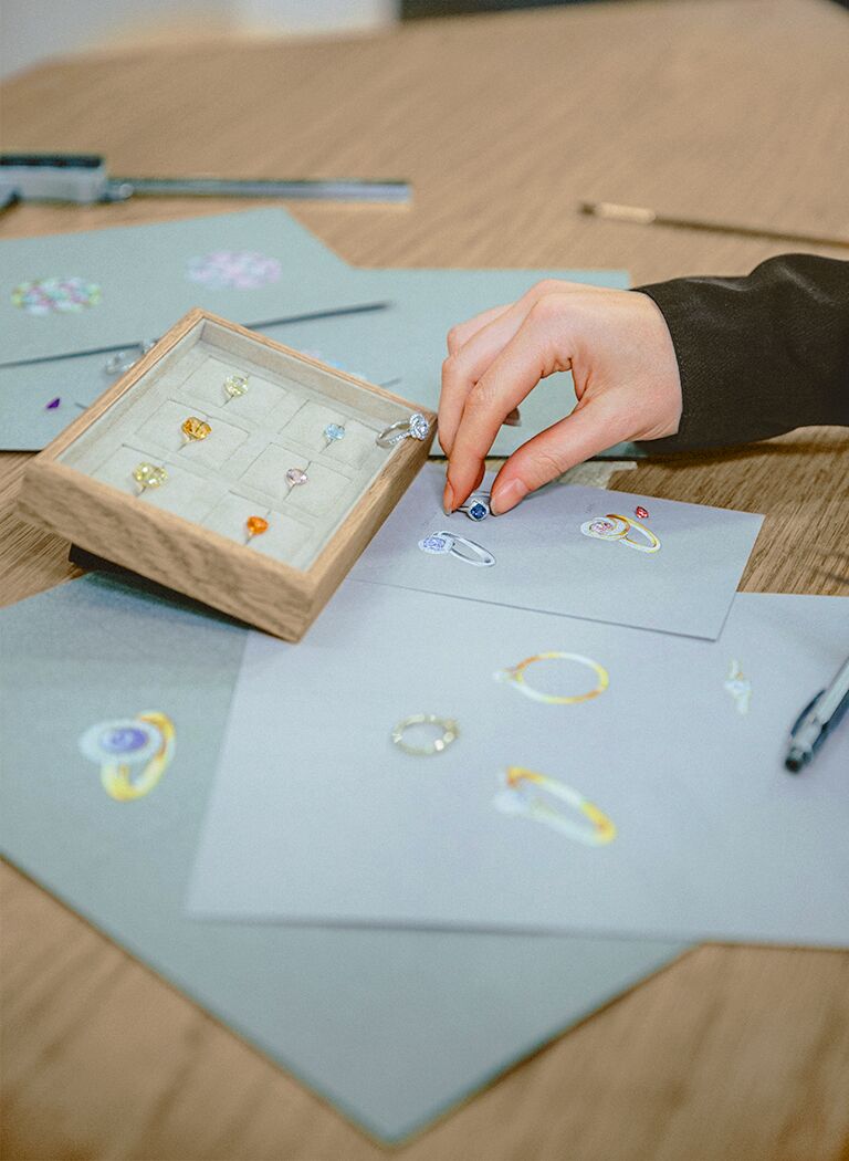 Comparaison de bijoux et de leurs gouachés