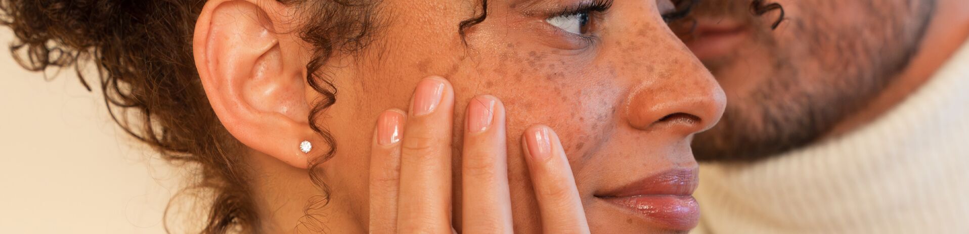 image mannequin femme de profil avec mannequin homme en fond