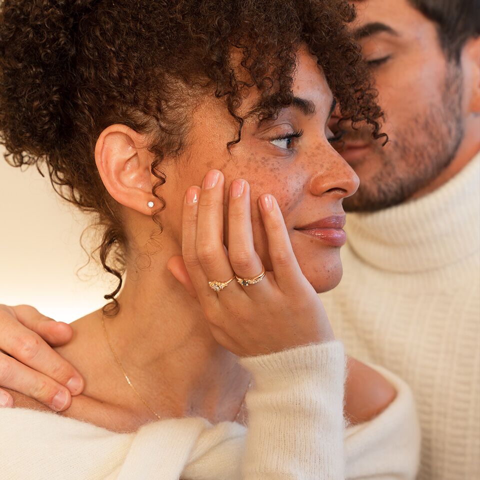 image mannequin femme de profil avec mannequin homme en fond