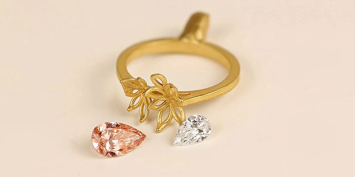 Fonte brute d'une bague Toi & Moi sur mesure en or jaune 750 millièmes, accompagnée d'un diamant blanc et d'un diamant rose, taillés en poire