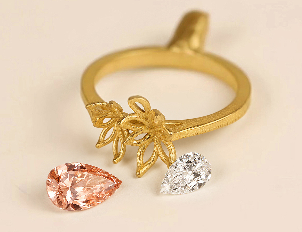 Fonte brute d'une bague Toi & Moi sur mesure en or jaune 750 millièmes, accompagnée d'un diamant blanc et d'un diamant rose, taillés en poire
