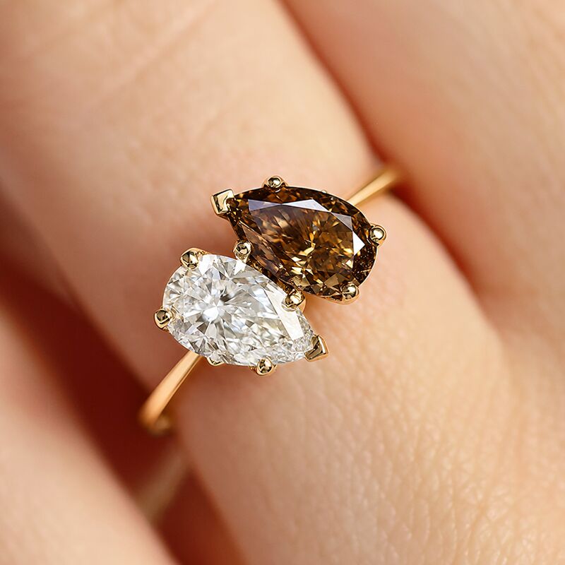 Bague Toi & Moi en or jaune 750 millièmes, sertie d'un diamant blanc et d'un diamant brun taillés en poire