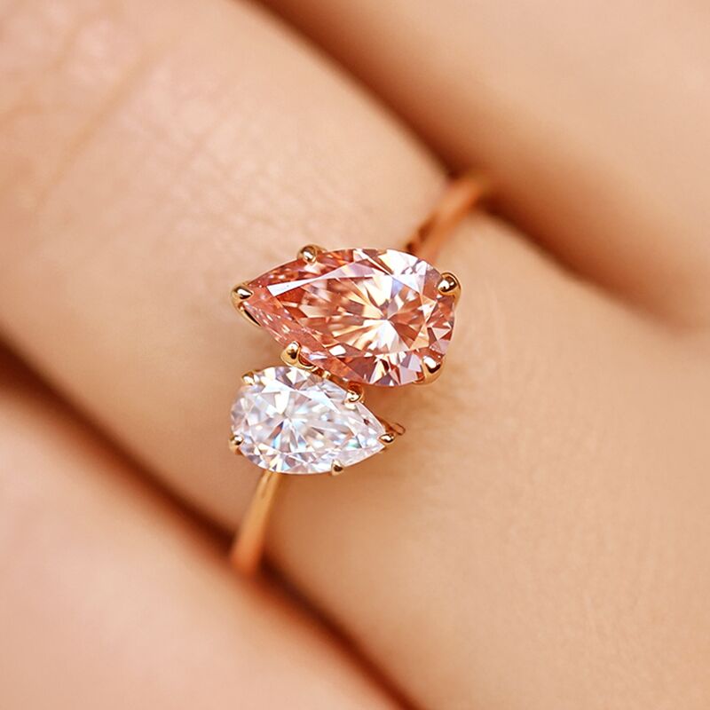 Bague Toi & Moi en or jaune 750 millièmes, sertie d'un diamant blanc et d'un diamant rose taillés en poire