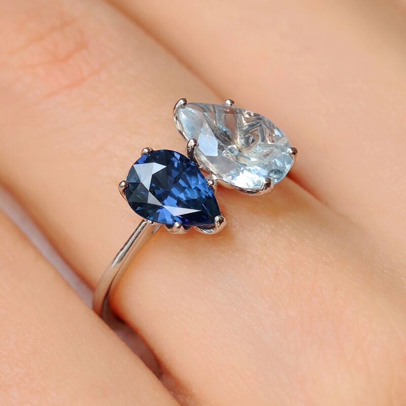 Bague Toi & Moi en or blanc 750 millièmes, sertie d'un saphir et d'une aigue-marine taillés en poire
