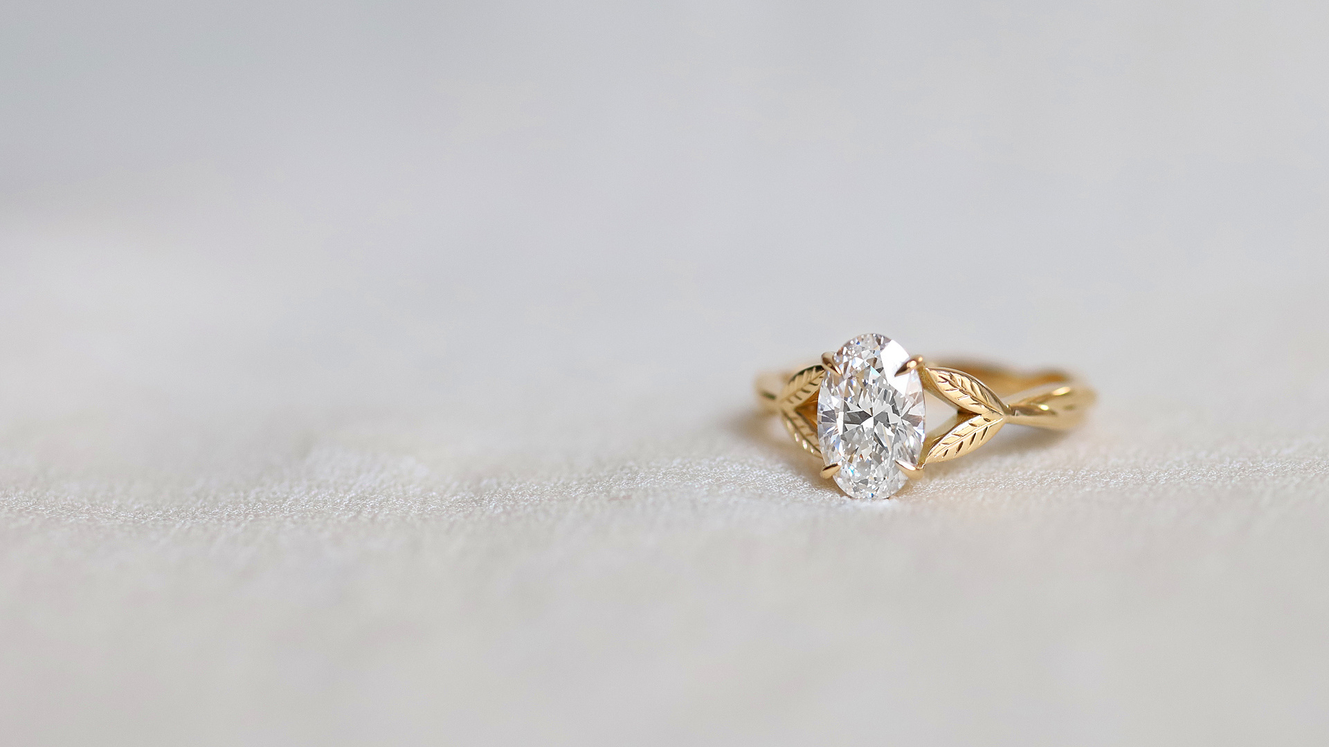 Bague solitaire en or jaune 750 millièmes et diamant ovale.