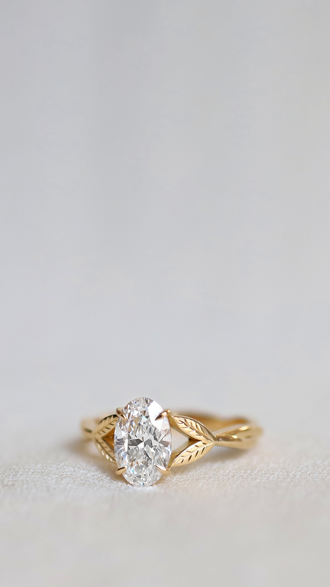 Bague solitaire en or jaune 750 millièmes et diamant ovale.