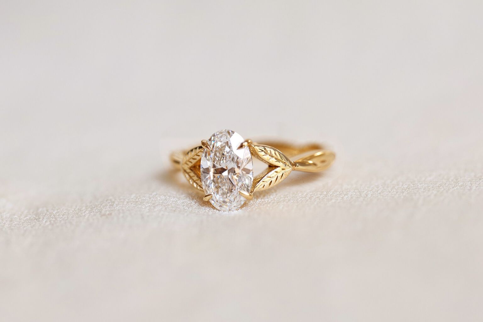 Bague solitaire sur mesure en or jaune 750 millièmes et diamant ovale.