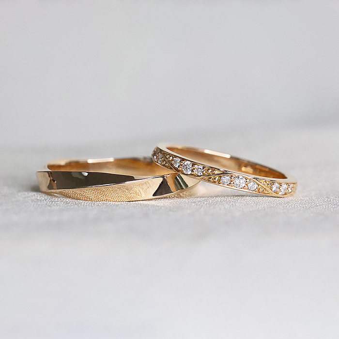Duo d'alliances en or jaune et diamants