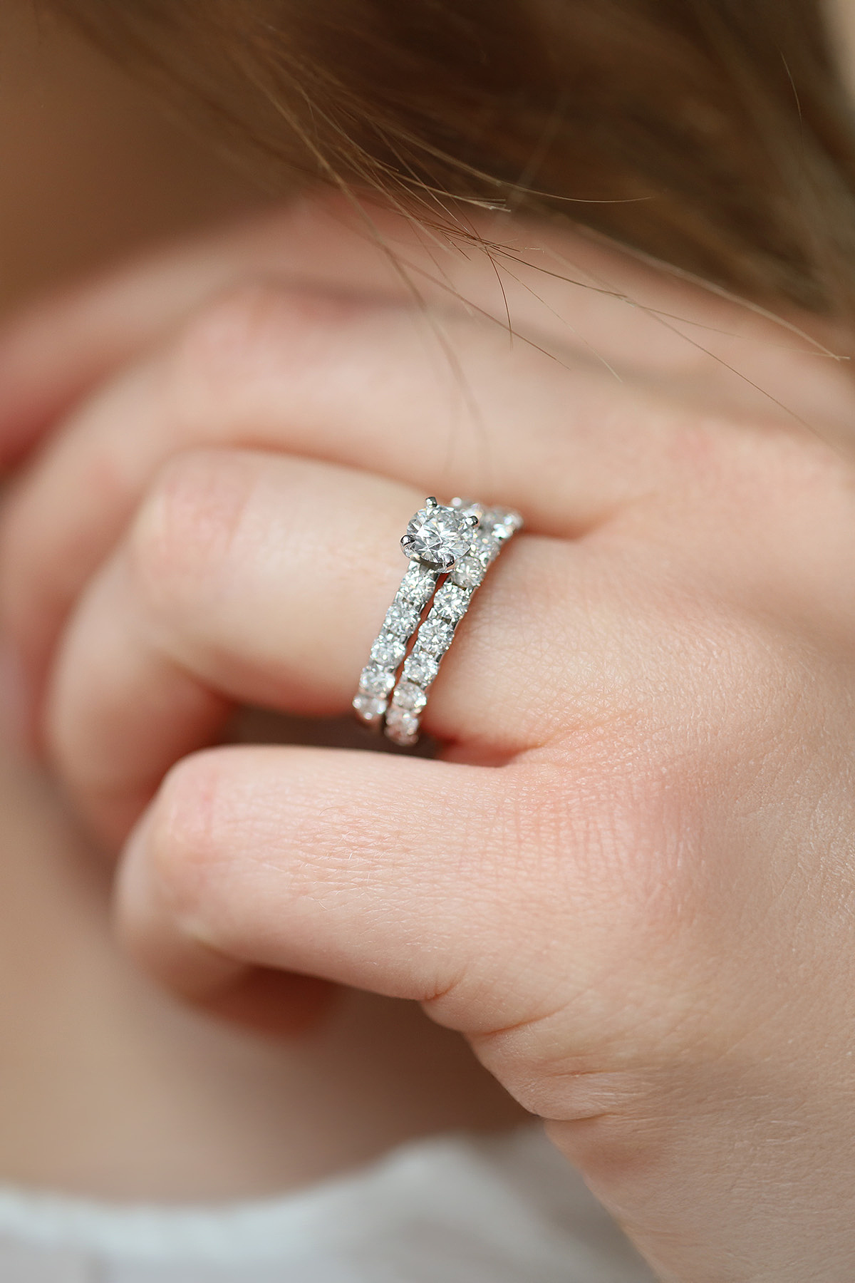 Duo de bague de fiançailles et alliance, en or blanc et diamants