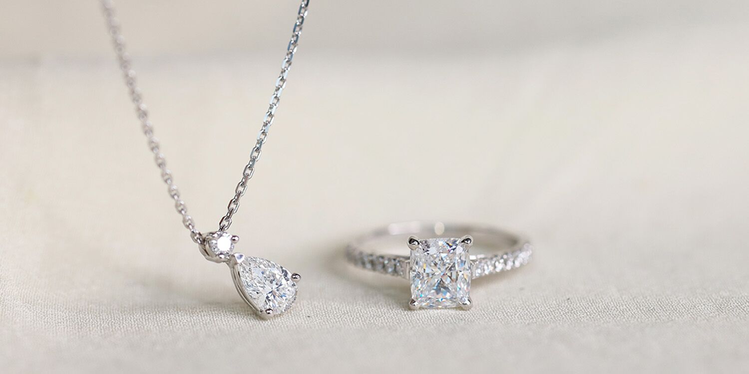 Collier et bague en or blanc et diamants.