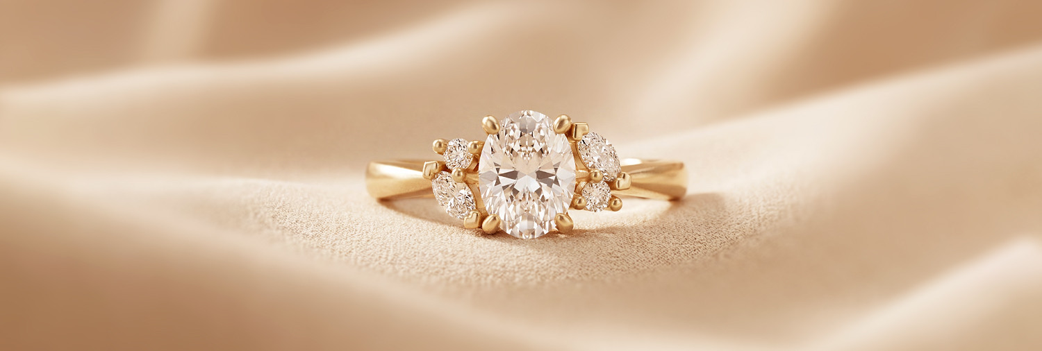 Bague de fiancailles et alliance avec diamant en taille ovale - Maison Salmon