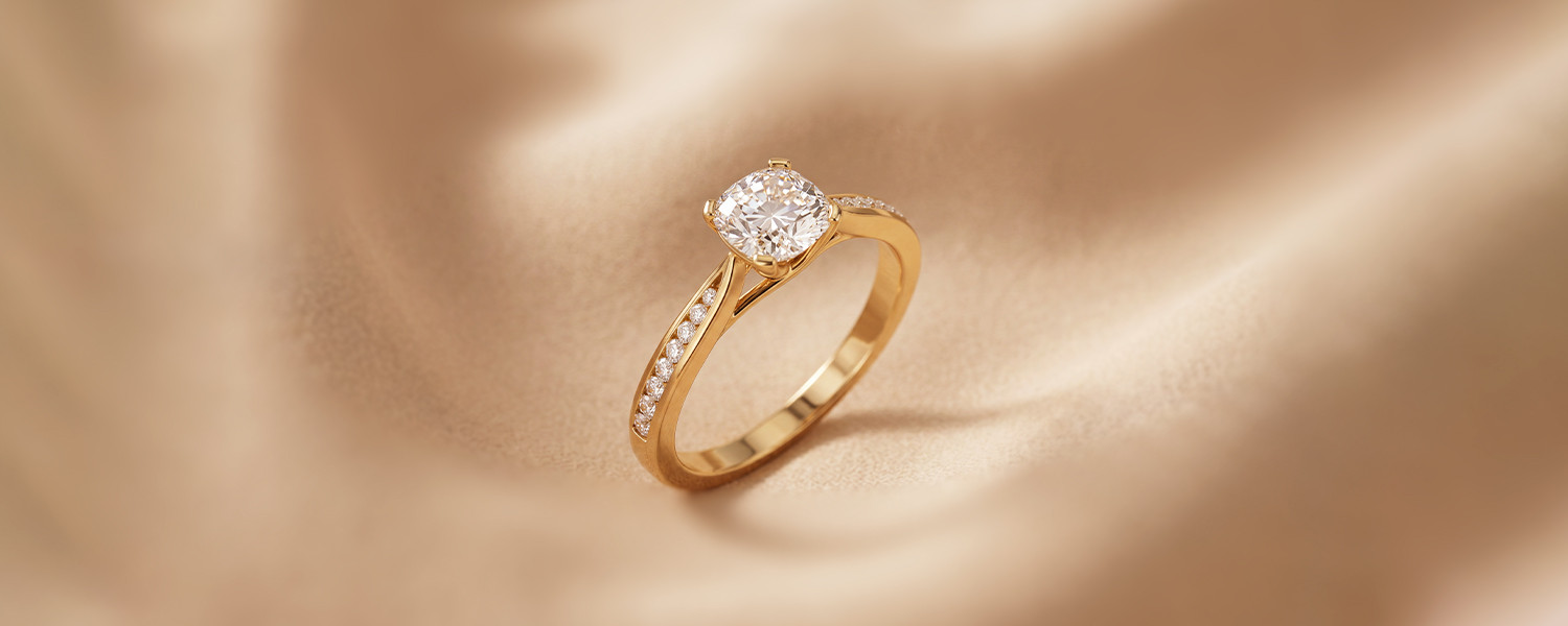 Bague de fiancailles et alliance avec diamant en taille coussin - Maison Salmon