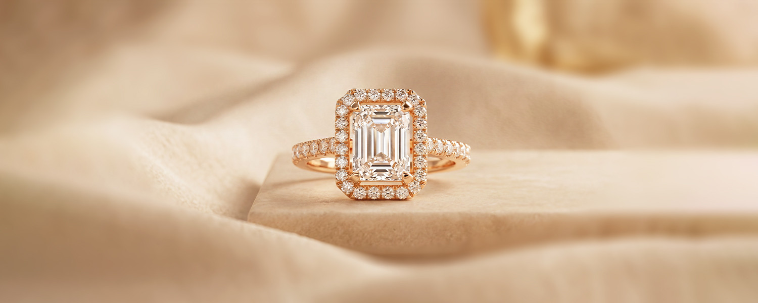Bague de fiancailles et alliance avec diamant en taille emeraude - Maison Salmon