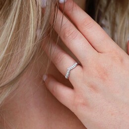 Clémence 👑

Notre modèle sur-mesure Clémence est personnalisable ! Nous pouvons le réaliser dans le métal de votre choix; que ça soit en or blanc, en or jaune, en or rose 18 carats 750‰ ou bien encore platine 950‰. 

Façonnez Clémence à votre image ! 😍

#rituelcréa #bague #joaillerie #paris #atelier #design #création #surmesure