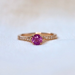 Mallory ✨

Retour de notre belle Mallory en or rose 18 carats et sertie d'un saphir rose violacé 0.50 carat 🌸

#bague #diamants #saphir #pierres #joaillerie #artisant