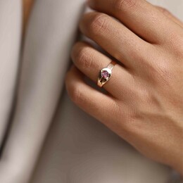 Laissez- vous emporter par le design utopique et contemporain de notre bague Seychelles, réalisée en or rose 18 carats et sertie d'une tourmaline de 0.25 carat. 💗

Seychelles est réalisable en or rose, jaune et blanc ainsi qu'en platine; elle peut-être ornée d'une variétés de gemmes : diamant blanc, diamant noir, tourmaline rose, grenat, rubis, saphir, émeraude... Laquelle préférez-vous ?✨

#joaillerie #paris #bordeaux #or #tourmaline #atelierparisien #frenchjewelry