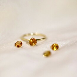 Quelle est votre pierre préférée ? 

Ici de belles citrine serties et non serties arborant un jaune chaud aux pointes de whisky 🧡

#pierres #fines #précieuses #citrine #orange #jaune #brun #création #bague #sur #mesure
