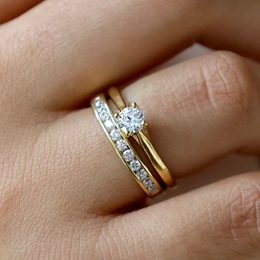 Notre duo iconique, la bague de fiançailles Pleasure et l'alliance Evidence en serti "rail". 

Réalisées toutes deux en or jaune 18 carats, Pleasure est sertie d'un diamant de 0.35 carat et Evidence de 11 diamants d'un poids total de 0.50 carat 💍


#duo #mariage #fiançailles #bague #alliance #diamants #association #bijoux #joaillerie #paris #bordeaux