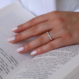 Clémence👑 

L’esprit de la royauté est subtilement représenté par un entourage de diamants venant couronner le corps de bague. La forme arquée et délicate qui s’étend vers la main rend hommage à l’architecture classique, symbole occidental d’un idéal d'ordre et de raison. Cet idéal passe par la recherche d’un équilibre et de sobriété qui sont traduits par des compositions géométriques disciplinées et épurées. 

#rituelcréa #création #design #joaillerie #or #bague #diamants #atelier #fabrication #paris #bordeaux
