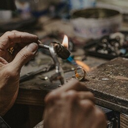 Aujourd'hui focus sur une autre étape de la réalisation/réparation de bijou : le soudage. 🔥

Lors de la remise à taille d'une bague par exemple, le joaillier vient ajuster les extrémités des deux corps métalliques à souder afin qu'elles s'emboitent parfaitement, pour ensuite venir chauffer le métal avec un chalumeau jusqu'à ce qu'il rougisse. Une fois le métal refroidi, il faut le plonger dans une solution acide appelée "le deroché" pour décaper le métal et éliminer toutes traces d'oxydation dues à la chaleur.

#atelier #artisanat #joaillier #joaillerie #paris #bordeaux #bijoux #fabrication #soudage