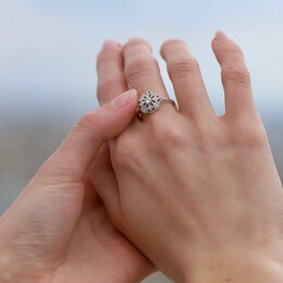 Délicate, épurée, ses courbes aériennes rendent chacun de ses détails captivants. 🌷

Nous avons cherché à créer l’harmonie entre le style vintage et de la légèreté d’une monture ajourée. 

#inspiration #nouveauté #bague #bijou #création #originale