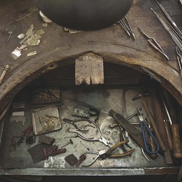 Pour la rentrée ce mois de septembre, nous vous immergeons dans nos ateliers ! 
Suivez-nous pour en apprendre un peu plus sur le métier très secret de joaillier. 💎

#rentrée #joaillier #créateur #artisan #atelier #fabrication #joaillerie #paris