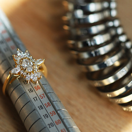 Découvrez notre article spécial sur tous nos conseils pour définir votre taille de doigt sur notre blog "La Plume" où nous abordons pleins de sujets autour de la joaillerie et de la gemmologie ! ✨

#bague #baguier #joaillerie #surmesure #atelier #paris #bordeaux