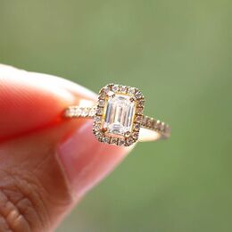 Notre bague Rachel sertie d'un diamant central rectangulaire de 6x4mm soit environ 0.60 carat ! 💎

Qu'en pensez-vous ? 😍

#baguefemme #diamant #diamantdelaboratoire #joaillerieéthique #orreyclé #ateliersparisiens