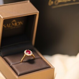 Découvrez notre modèle Hortense en or jaune 18 carats, qui met en valeur un somptueux rubis de 8x6 mm soit presque 1.30 carat ! 💎

Hortense est personnalisable dans le métal et la pierre de votre choix sur notre site.

Vous aimez ? ✨

#bague #joaillerie #paris #bordeaux #atelier #création #rubis #orjaune #diamants