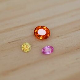 Un lot de pierres aux couleurs chaleureuses ! 🌞


En orange un grenat spessartite ovale, un diamant jaune taille brillant, et enfin une tourmaline rose ovale ! ✨

#pierresfines #joaillerie #jewelry #frenchjewelry #grenat #diamant #tourmaline #gemmologie
