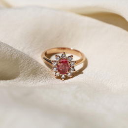 Voici l'un de nos derniers modèles sur-mesure, une bague marguerite sertie d'un somptueux saphir padparadscha avec ses diamants d'entourage de qualité GSI1 💎

Qu'en dîtes-vous ? 😍

#joaillerie #saphir #or #creation #surmesure #atelier #fabrication #paris #bordeaux #bague #marguerite