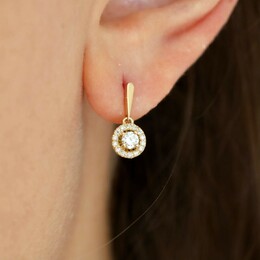 Paire de boucles d'oreilles réalisée sur mesure en or jaune 18 carats, sertie de deux diamants de 0.10 carat entourés de 14 diamants chacun 💎

Qu'en pensez-vous ? 

#boucles #oreilles #joaillerie #sur #mesure #création #diamants #orjaune