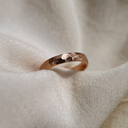 Pour le choix de vos alliances, laissez-vous tenter par ce magnifique jonc martelé en or rose 18 carats. ✨

Qu'en pensez-vous ?

#mariage #alliances #joaillerie #paris #bordeaux #atelier #or #bague