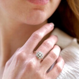 Pureté et légèreté 💫

#nouveauté #rituelcrea #bague #diamants #pierre #personnalisable