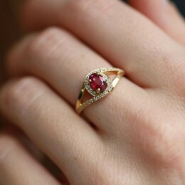 Succombez pour notre modèle Madélia modifié, serti d'un magnifique rubis ovale de 6x4mm avec un accompagnement de diamants de qualité GSI1. 💎

#bague #rubis #diamants #or #création #joaillerie #fabrication #personnalisable #diamants #paris #bordeaux