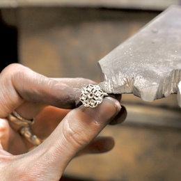 En cours de fabrication... ⏳

Une création inspirée des arts gothiques aux ornements complexes ✨

Hâte de la découvrir ? 


#nouveauté #disponible #personnalisation #fabrication #atelier