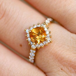 Sertie d'une citrine de 1 carat aux nuances mielleuses, la bague Aurore se pare de 28 diamants de qualité GSI1 apportant éclat et douceur ✨


#nouveauté #citrine #entourage #diamants #or #atelier