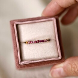 Un joli tour complet de saphirs multicolores sertis sur une monture en or rose 18 carats. 

Vous aimez ?