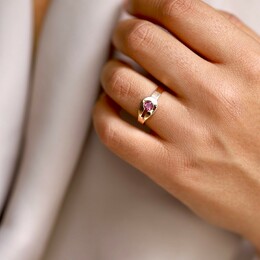 Notre bague Seychelles est maintenant disponible sertie d'une tourmaline rose 🌸

Création originale Salmon, Seychelles arbore des lignes modernes, douces et circulaires. 💫

Pensée de sorte à représenter un lien uni par une pierre personnalisable, la bague Seychelles est une belle manière de déclarer votre amour à une personne qui vous est chère...💗

Personnalisable du métal précieux (or rose, blanc, jaune 750‰ recyclé et platine‰) à la pierre (diamant blanc, diamant noir, émeraude, saphir, rubis, grenat et tourmaline rose), ajoutez votre touche personnelle à Seychelles ✨


#bijou #bague #création #surmesure #salmon #atelier #joaillerie #artisan #joaillierparis #joaillierbordeaux #orrecyclé #tourmalinerose